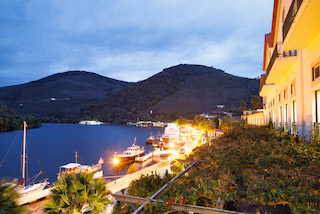 Cais do Pinhão at night